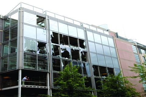 Slik så VGs fasade ut etter bomben i regjeringskvartalet