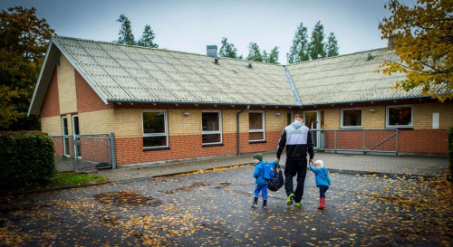 Håvard Tvedten leverer ungar i barnehagen.Foto: Per Egil Larsen